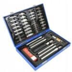 Razbijački set s alatima za stolarstvo i metalne poslove.