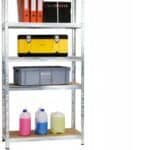 Različiti alati i oprema za gradnju i popravke na polici.