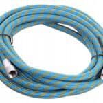 Plavi dvostruki zračni kanal sa metalnim konektorima za industrijsku upotrebu.