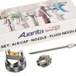 Različite komponente za Air spray gun, uključujući kapu, mlaznicu i iglu.