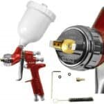 Precizna puška za lakiranje sa mlaznicom i komplementarnim dijelovima za autoindustriju.