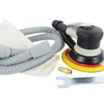 Elastični pneumatski brusilnik sa crijevima i nastavcima za industrijsku upotrebu.