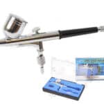 Nerđajući Airbrush pištolj za precizno farbanje i detailing.