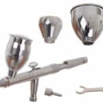 Nalivnik za sprej za bojanje u kompletu sa nastavcima.