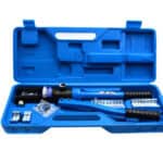 Alat za kompresor zraka u plavnoj kutiji, ručni alat za servisiranje i popravku pneumatskih sistema.