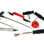 Razni alati za zračne uređaje, uključujući ključ, čekić, otvarač i remen za popravku.