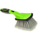 Višebojni ručni četka za čišćenje sa ergonomskim držačem i mekim četkama za teško dostupne površine.