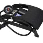 Tehnički kompresor za automobile sa manometrom, idealan za napuhavanje guma i održavanje vozila.