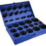 Razni dijelovi za pneumatske alate u plavnoj kutiji.