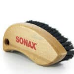 Pribor za čišćenje, drvena četka za usisavače i alate za održavanje površina.