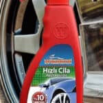 Čistač za gume na auto točku sa sprejom za brzo poliranje i zaštitu od ogrebotina.