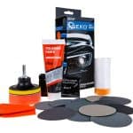 Različiti pribor za poliranje automobila, uključujući pastu, filce i dodatke za održavanje lakirane površine.