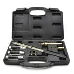 Razni alati za automobilističke popravke u plastičnoj kutiji, uključujući čelične alate i dijelove za servis.