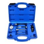 Precizni alat za mjeru tlak kompresora u plavnoj plastičnoj kutiji.