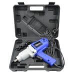 Brusilica za beton u zaštitnom kućištu, profesionalna građevinska oprema.