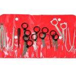 Raznolik alat za auto popravke na crvenoj podlozi sa merdevinama i alatima za brzu zamjenu dijelova.