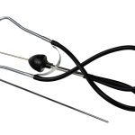 Kratki opis: Klip za stetoskop sa crnim cevima i metalnim okvirom za medicinsku dijagnostiku.