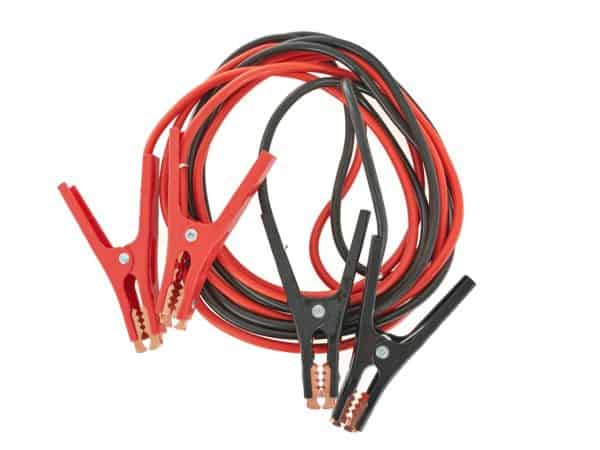 Kabel za akumulator sa kliještima za pokretanje auto akumulatora.