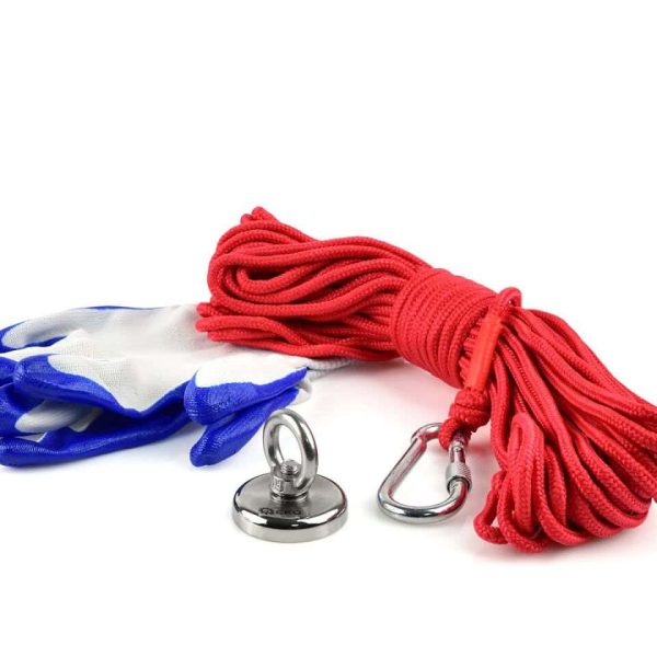 Rezervni alati za podizanje i manipulaciju teških tereta, uključujući užad, rukavice i magnet.